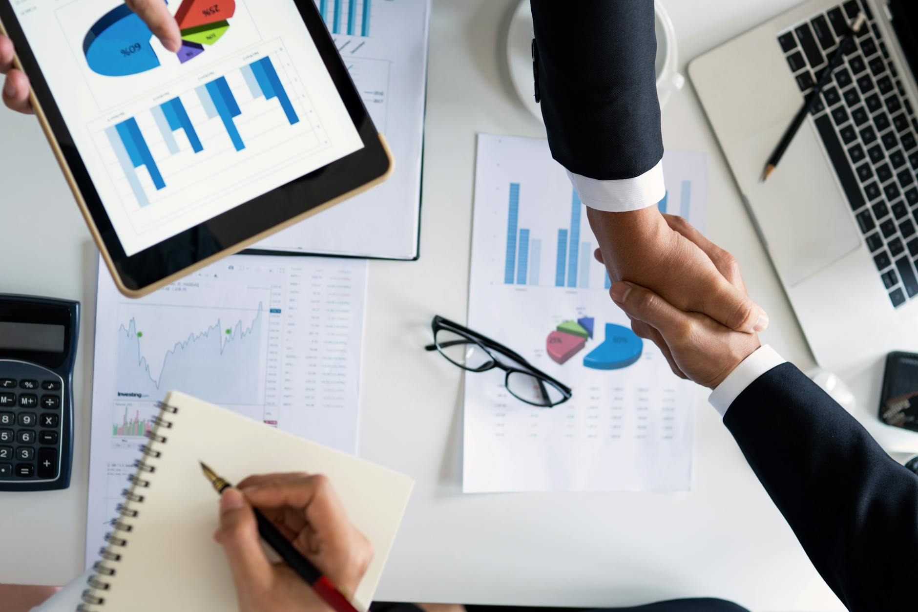 갤럭시 할인 조건과 포코 배터리 사양을 한눈에 보는 비교 표형 시각 자료